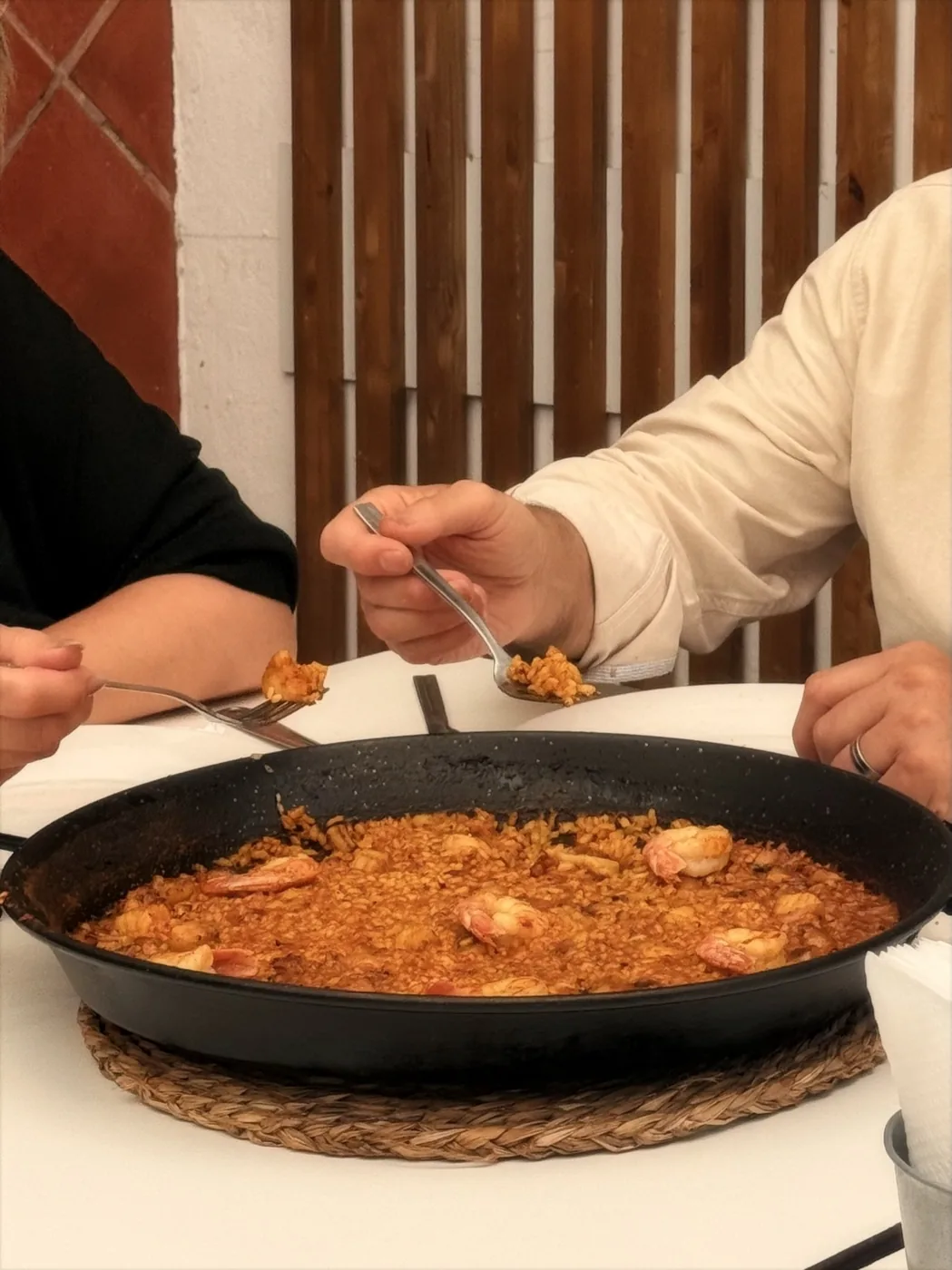 Arroz con gambas servido en mesa