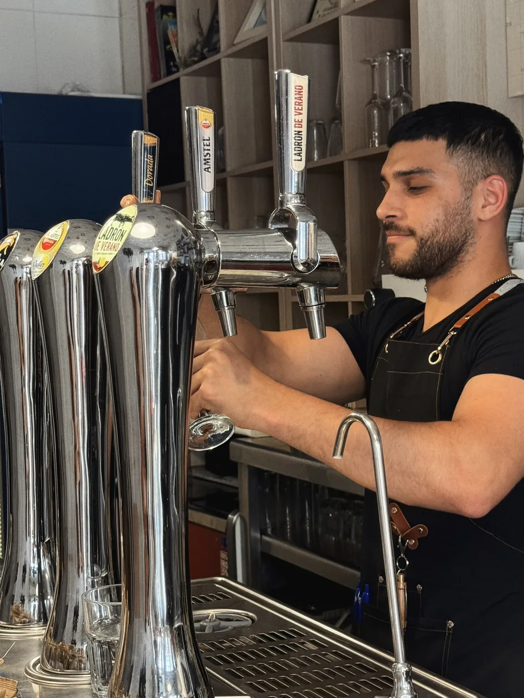 Camarero sirviendo cerveza en la barra