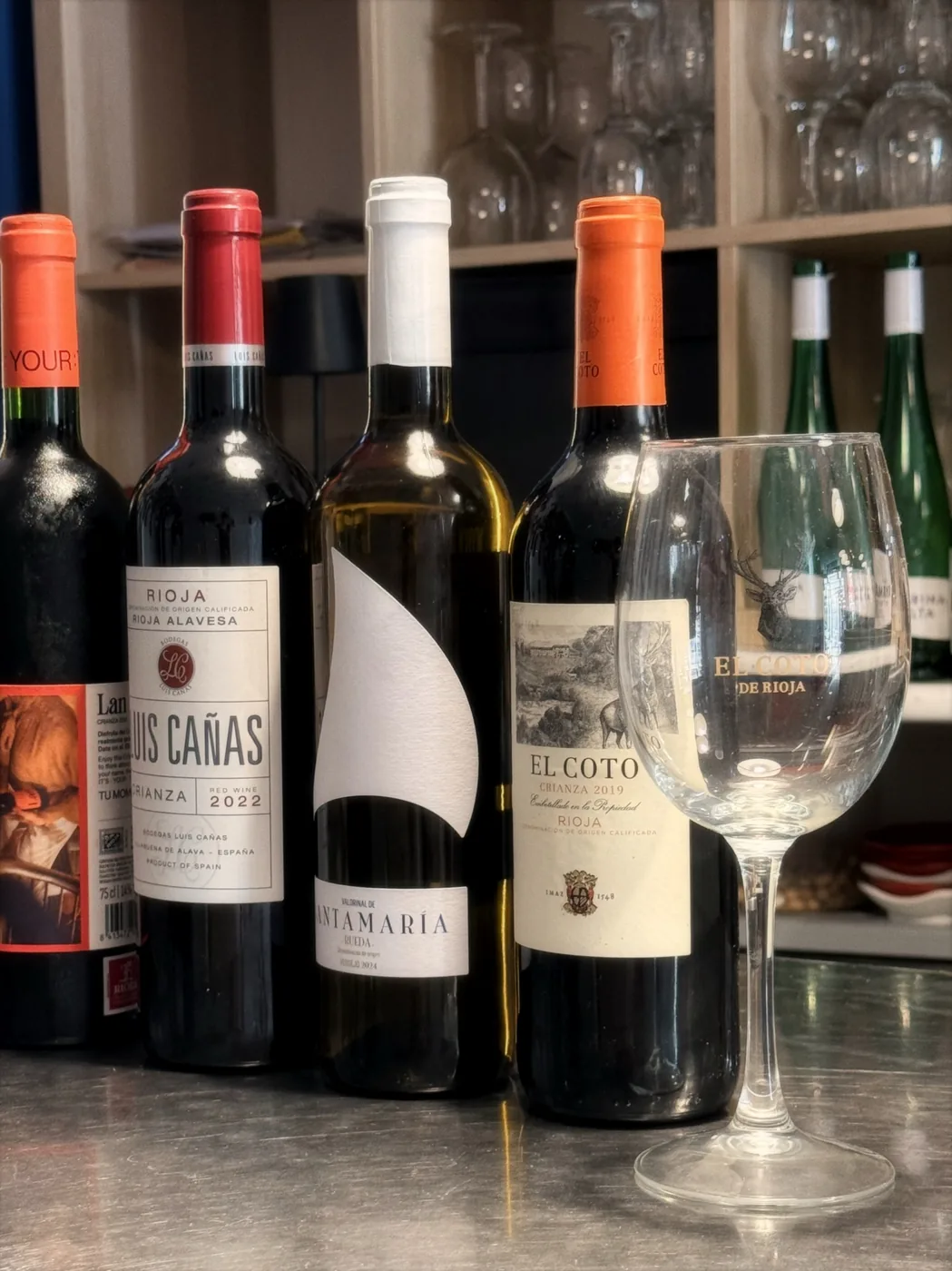 Selección de botellas Rioja en la barra