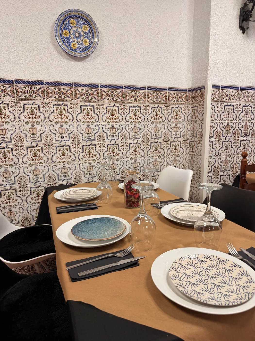 Mesa con azulejos valencianos clásicos
